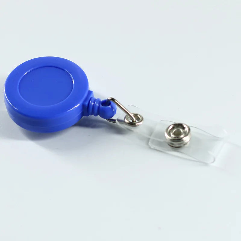 Porta credencial de plástico azul con clip unido a un soporte de tarjeta de plástico transparente.