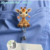 2D-Acryl-Giraffen-Anhänger befestigt an einen ausziehbaren Pflegernachweishalter.