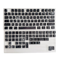 Un clavier mécanique cerise translucide avec touches noires et légendes blanches.