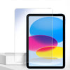 Un protector de pantalla transparente aplicado a un iPad, mostrando gráficos abstractos coloridos.