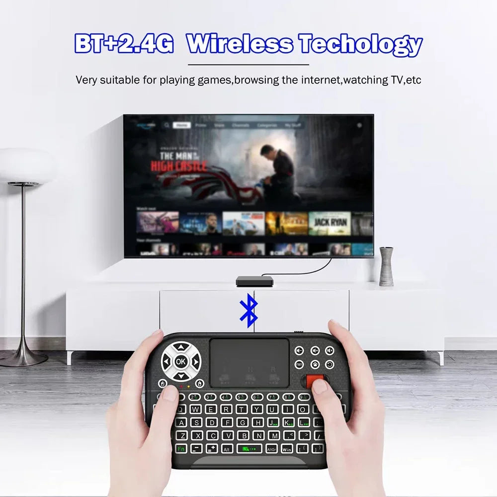 شخص يمسك لوحة مفاتيح وماوس لاسلكيين أمام تلفزيون يعرض لعبة أو فيلمًا.