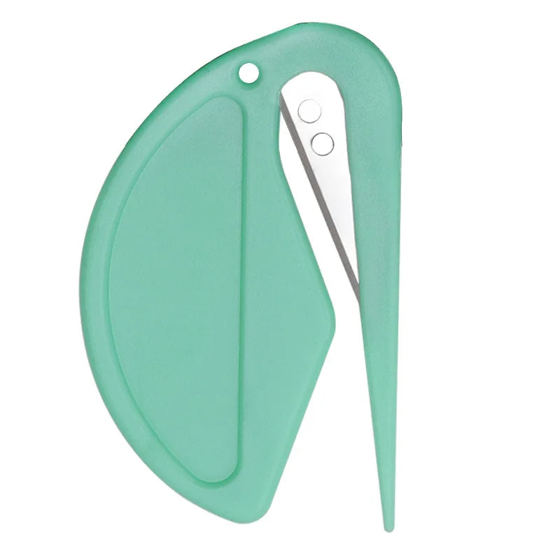 Abalorio de carta de color verde claro con hoja blanca y mango liso y ergonómico.