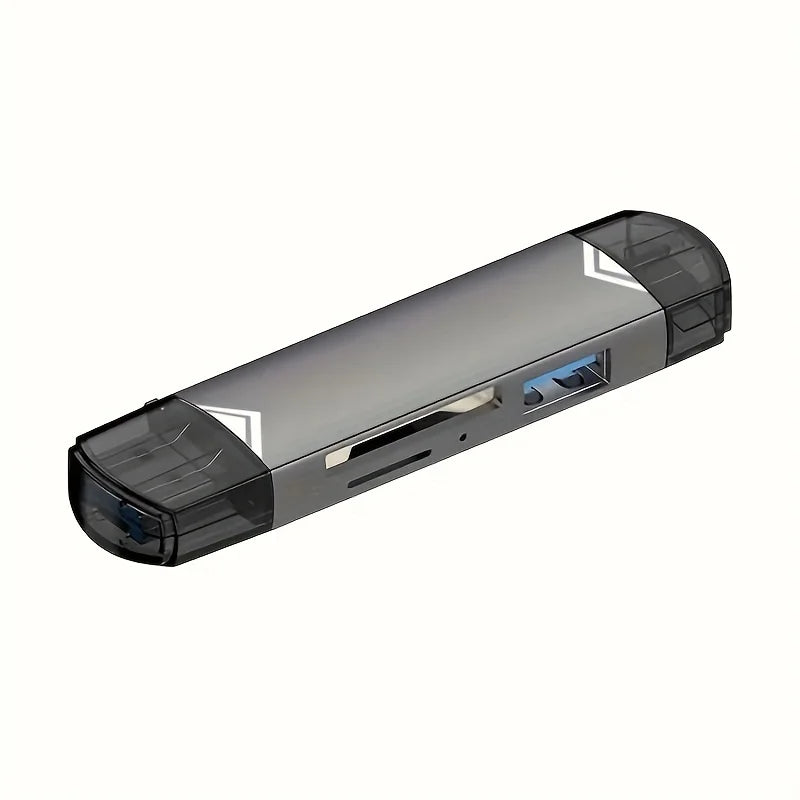 Adaptador de lector multi-tarjeta plateado con cubierta protectora transparente.