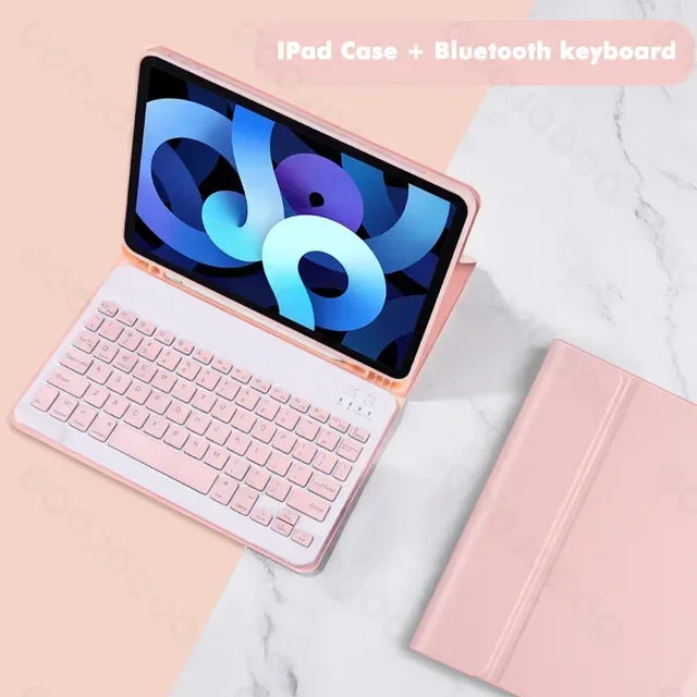 Pinkes iPad-Hülle mit Bluetooth-Tastatur neben einem rosa Lederblock