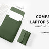 Dunkel olivgrüne Laptop-Hülle für 12-16 Zoll Laptops, neben einer weißen Maus und Tastatur.