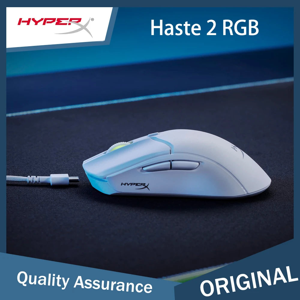 Weiße HyperX Haste 2 RGB Gaming-Maus auf dunkler Oberfläche.