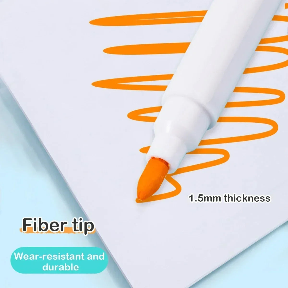 Nahaufnahme eines orangen Faserstiftes, der orange gewellte Linien auf einer Whiteboard schreibt.