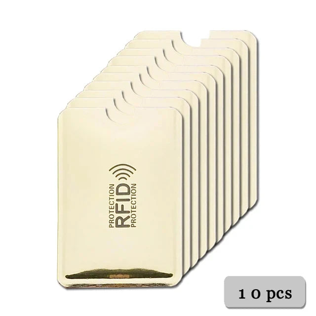 Une pile de porte-cartes anti-RFID beige ou de dispositifs de protection.