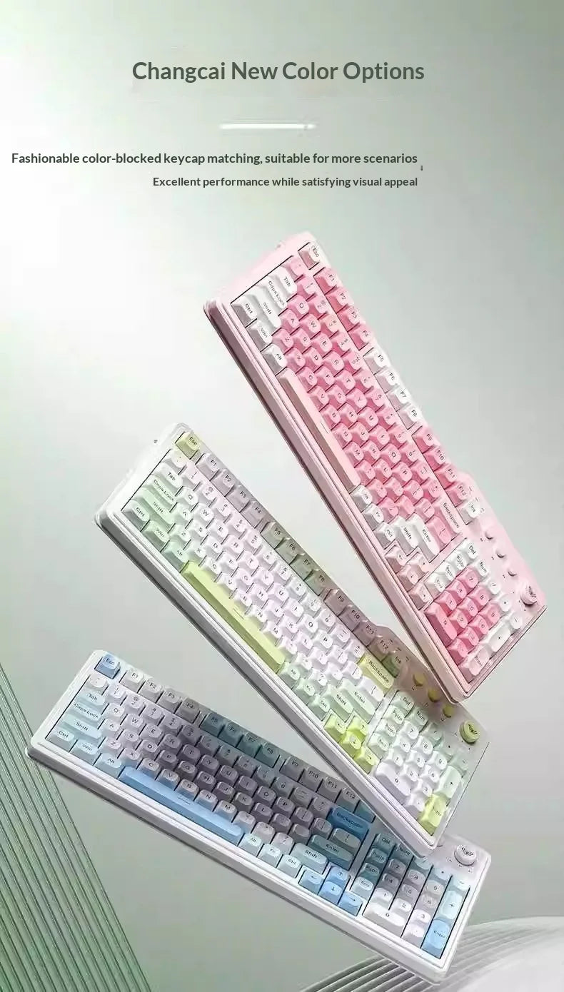 Drei Farboptionen einer mechanischen Tastatur diagonal dargestellt vor hellem Hintergrund.