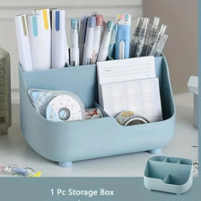 Boîte d'organisation de bureau en acrylique bleu clair remplie de stylos et fournitures de papeterie.