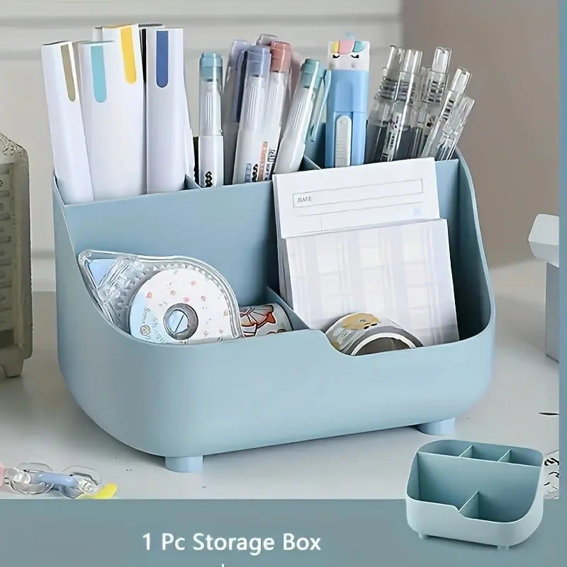 Caja organizadora de escritorio de acrílico azul claro llena de bolígrafos y suministros de papelería.