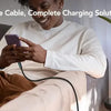 Eine Person lädt ein Smartphone mit einem USB-C-Kabel auf, was eine vollständige Ladelösung demonstriert.