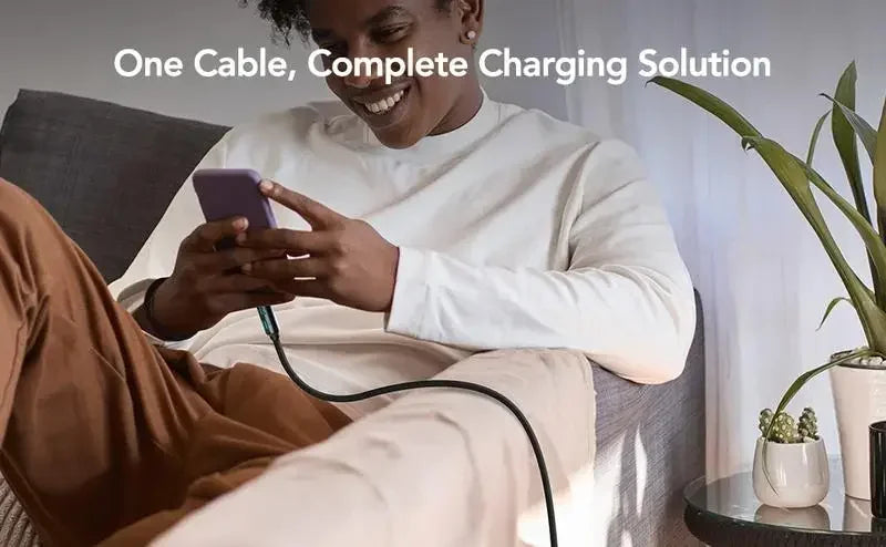 Eine Person lädt ein Smartphone mit einem USB-C-Kabel auf, was eine vollständige Ladelösung demonstriert.
