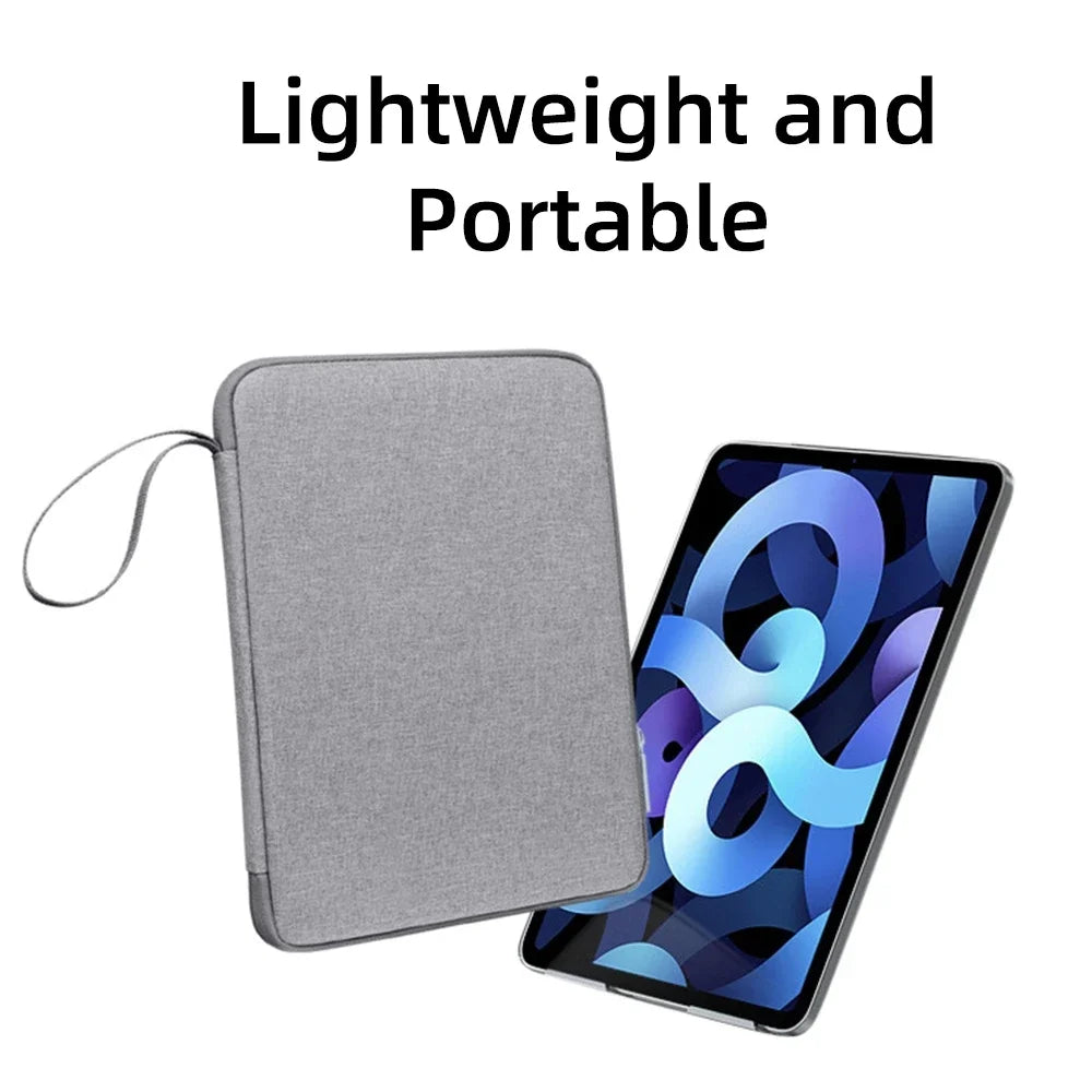 Graue, leichte und tragbare Tasche für ein Tablet, gezeigt neben einem iPad.