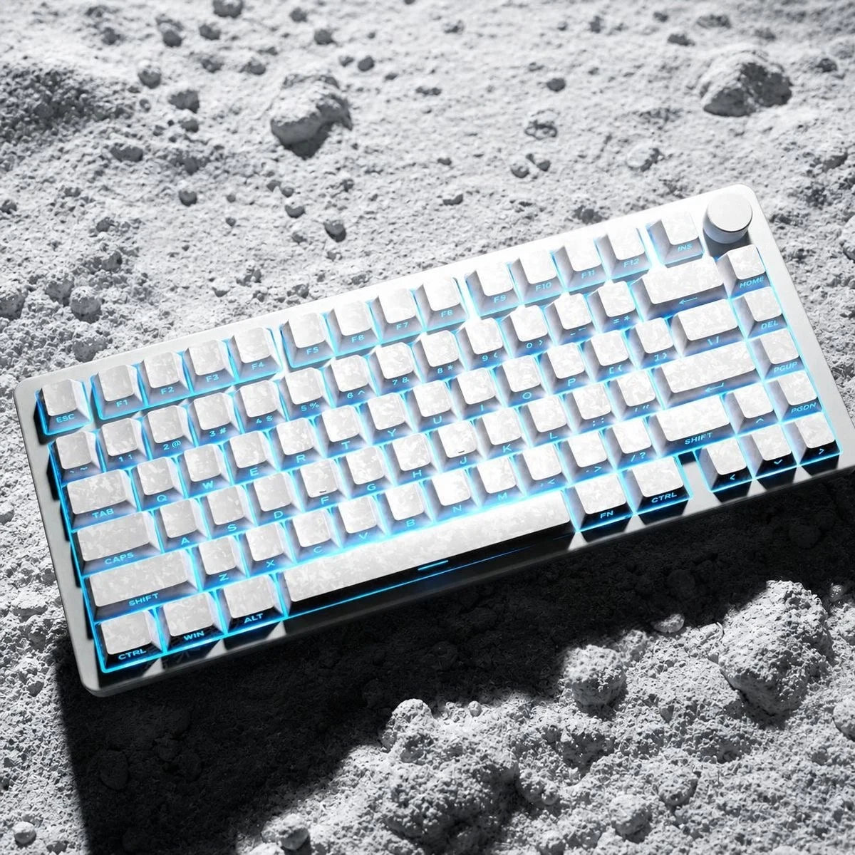 Nahaufnahme einer weißen mechanischen Tastatur mit Kohlenstoffmuster-Tasten auf weißem Pulver.