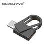 Memoria USB portátil plata y negro con clip articulado.