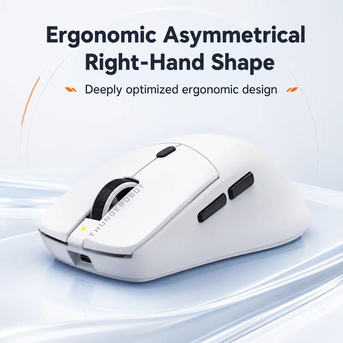Weiße ergonomische asymmetrische Gaming-Maus in rechter Hand auf glänzender Oberfläche.