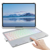 Silberleuchtendes Tastaturgehäuse mit Trackpad, geöffnet und auf einem iPad platziert.