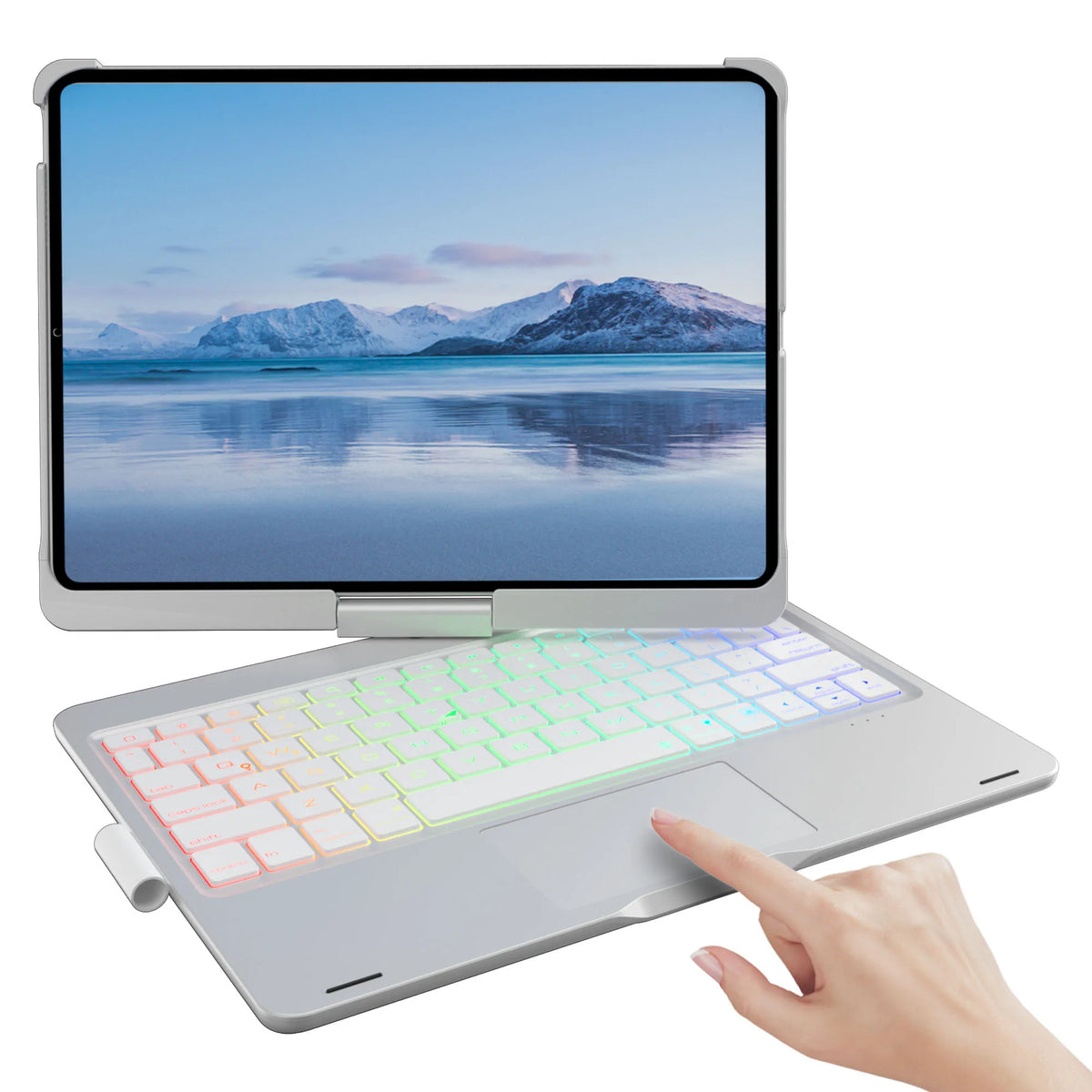 Silberleuchtendes Tastaturgehäuse mit Trackpad, geöffnet und auf einem iPad platziert.