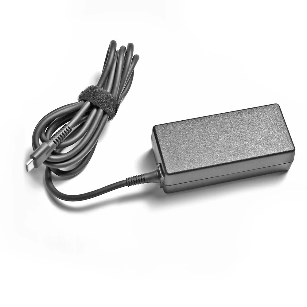 Schwarzes USB-C-Netzteilkabel und Netzteil für ein HP-Laptop.