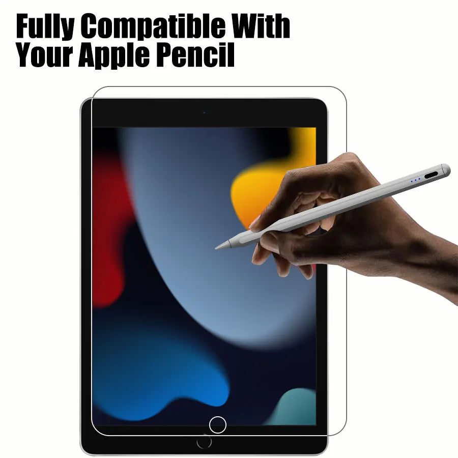 Eine Hand benutzt einen Stift auf einem iPad-Bildschirm, um die Kompatibilität mit dem Apple Pencil zu demonstrieren.