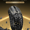 Schwarze Attack Shark R5 Ultra Gaming-Maus vor strukturiertem Hintergrund