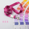 Porta identificación resistente rosa con clip plateado y muestras de paleta de colores.