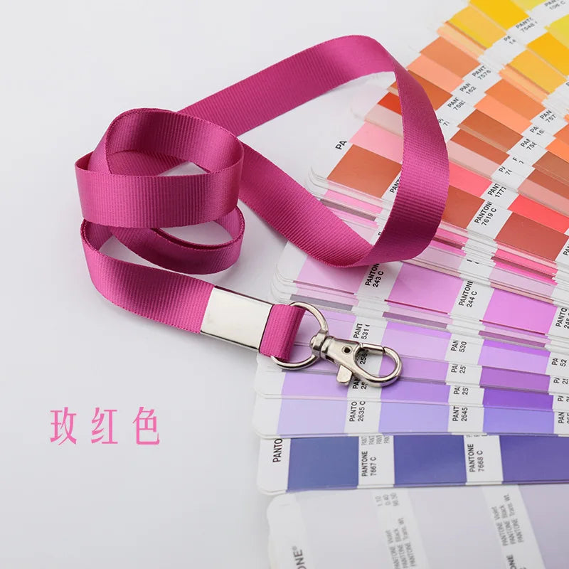Porta identificación resistente rosa con clip plateado y muestras de paleta de colores.