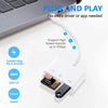 Un lector de tarjetas 3 en 1 blanco con conector USB junto a un teclado de portátil, demostrando conexión plug and play