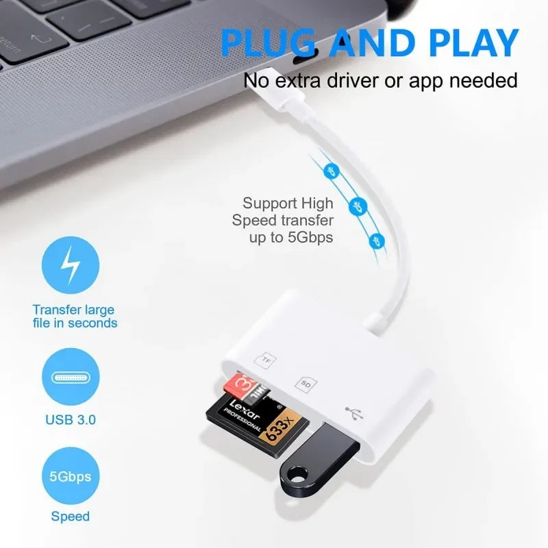 Un lector de tarjetas 3 en 1 blanco con conector USB junto a un teclado de portátil, demostrando conexión plug and play