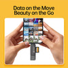 Manos sostienen un smartphone con un lector de tarjetas Kodak, demostrando datos en movimiento belleza.