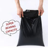 Hände halten eine schwarze Poly-Mailertasche mit einer Sprechblase, die supertragende Kapazität anzeigt.