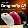 Drei Dragonfly A9 Gaming-Mäuse in Weiß, Pink und Schwarz werden neben einem männlichen Spieler präsentiert.