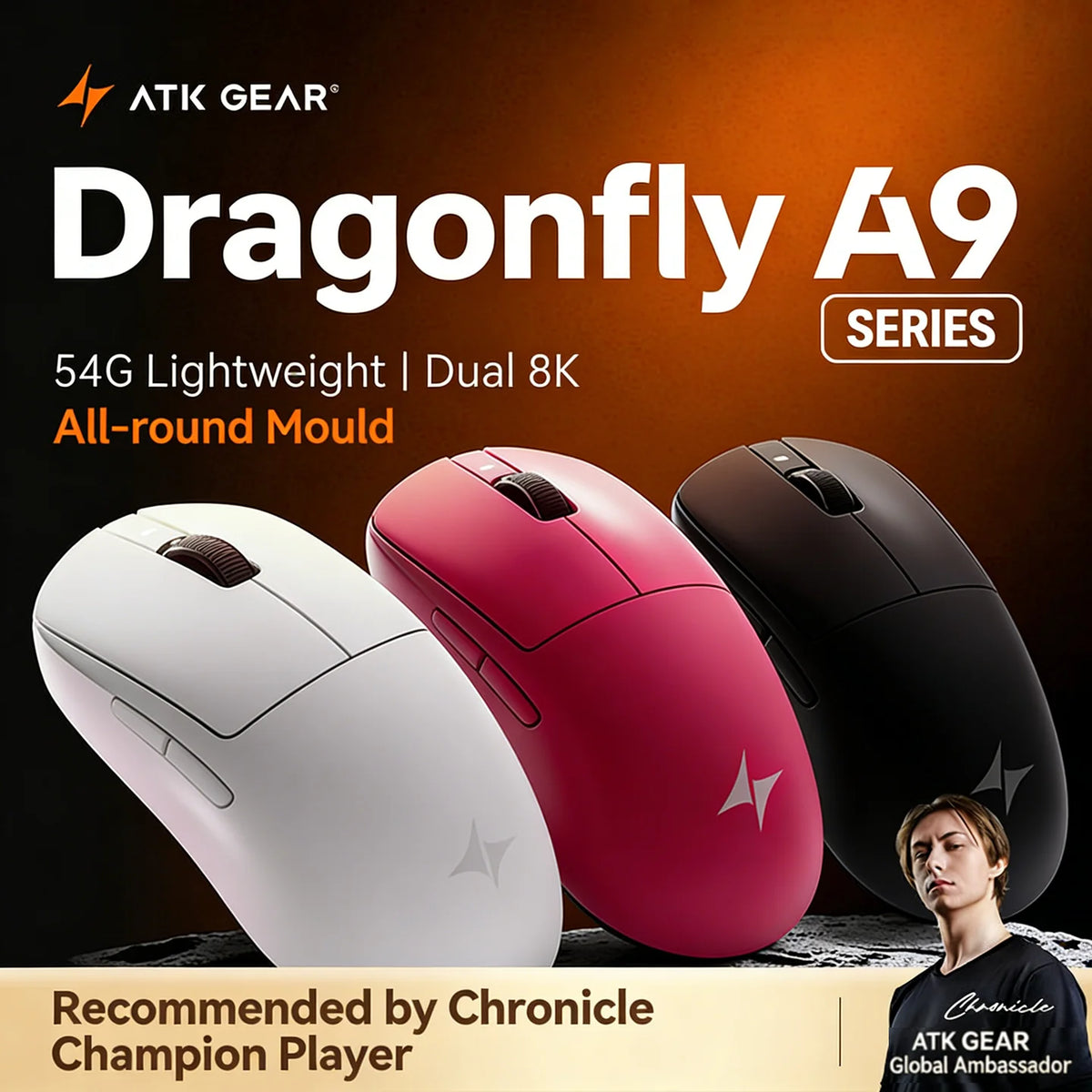 Drei Dragonfly A9 Gaming-Mäuse in Weiß, Pink und Schwarz werden neben einem männlichen Spieler präsentiert.