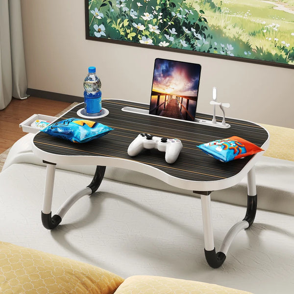 Multifunktionaler Laptop-Organizer mit Wasserflasche und Kissen auf Holzoberfläche.