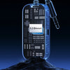 Blauer 2-in-1 Bluetooth-Audioadapter mit Düse vor dunklem Hintergrund