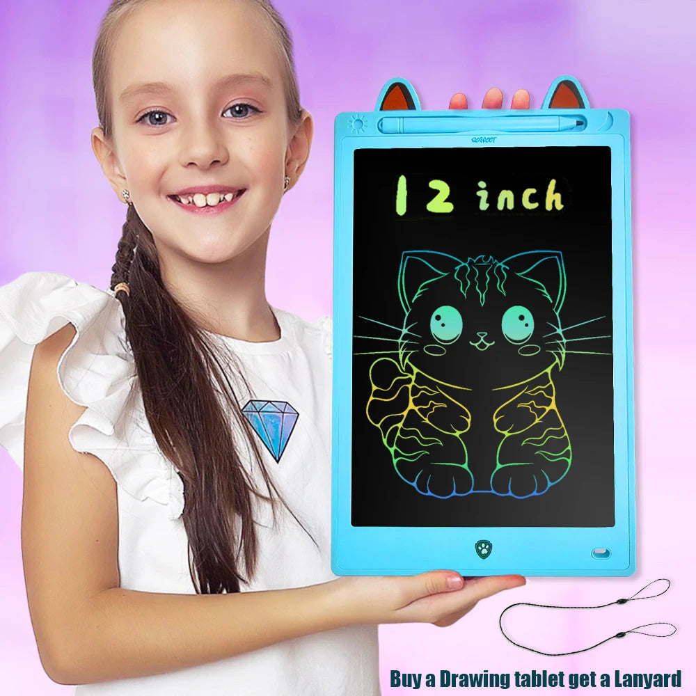 Lächelndes Mädchen hält ein blaues Zeichen-Pad mit einer Cartoon-Katze auf dem Bildschirm.