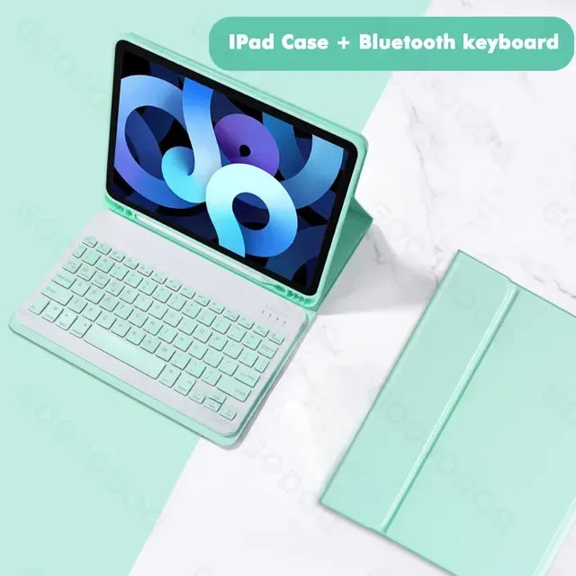 Helles grünes iPad-Hülle mit Bluetooth-Tastatur, geöffnet auf weißem Marmor