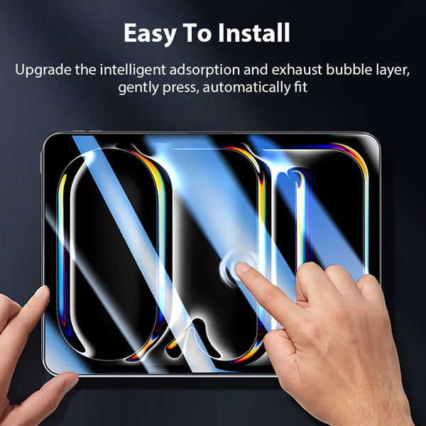 Une main applique un protecteur d'écran trempé sur un iPad, démontrant une installation facile.