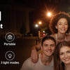 Ein Paar hält ein 2-in-1 Selfie-Light-Produkt, das seine Funktionen wie magnetisch, faltbar und wiederaufladbar zeigt.
