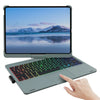 Silberbeleuchtetes Tastaturgehäuse mit Trackpad, geöffnet und auf einem hellgrauen iPad platziert.