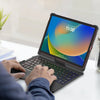 Eine Person benutzt eine beleuchtete Tastatur-Hülle mit Trackpad für ein iPad auf einer weißen Oberfläche.