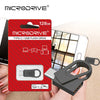 Una memoria flash MicroDrive roja en su caja, mostrando el conector Type-C y un conector USB macho, sostenida por una mano.