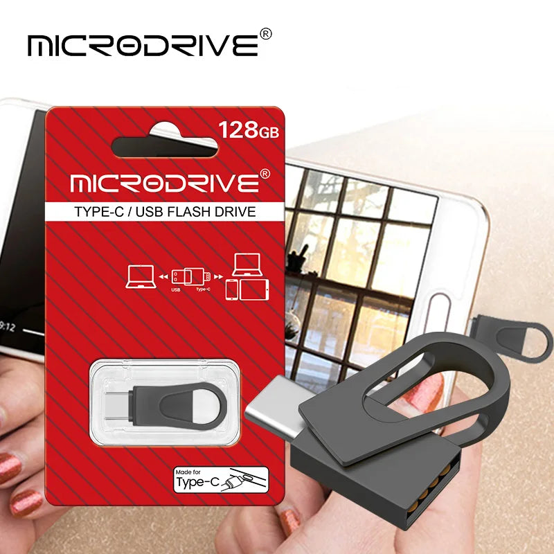 Una memoria flash MicroDrive roja en su caja, mostrando el conector Type-C y un conector USB macho, sostenida por una mano.