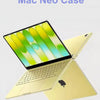 Una funda amarilla Mac Neo protege una laptop, con la tapa abierta mostrando componentes internos coloridos.