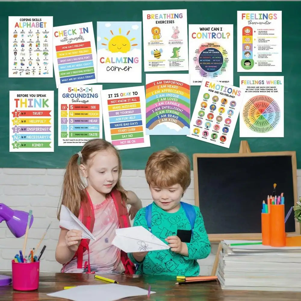 Des enfants regardent des affiches d'éducation émotionnelle et travaillent sur des projets artistiques.