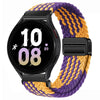 Schwarze Smartwatch mit lila-goldenem gewebtem Magnetarmband auf weißem Hintergrund