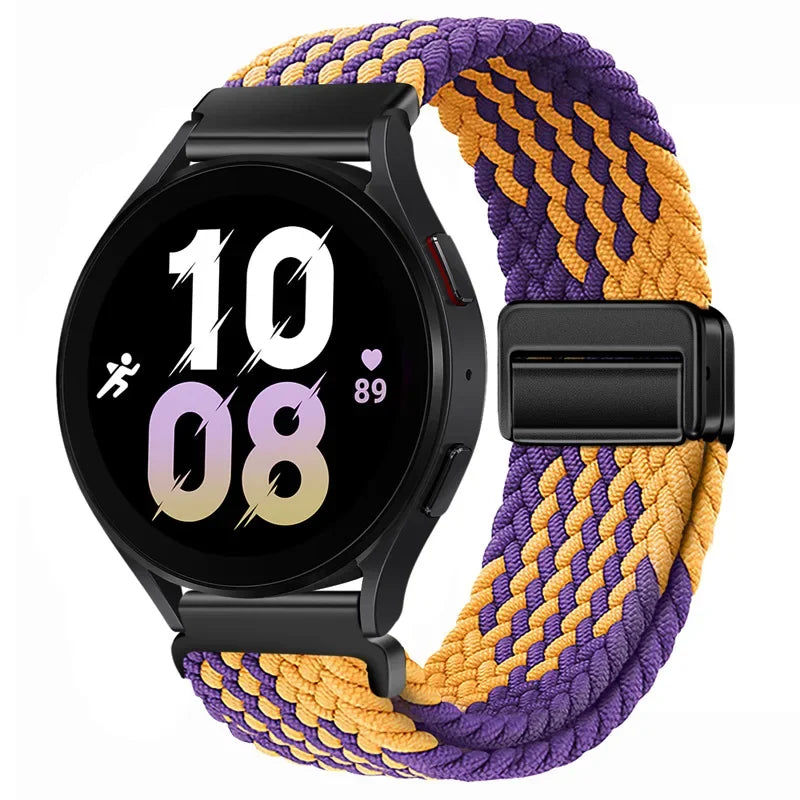 Schwarze Smartwatch mit lila-goldenem gewebtem Magnetarmband auf weißem Hintergrund