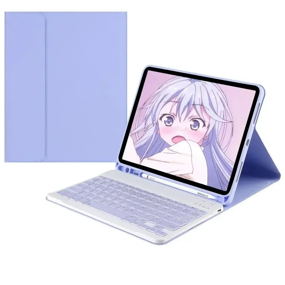 Lila magnetischer Leder-Keyboard-Halter für ein Apple iPad neben einem Laptop mit Anime-Kunst