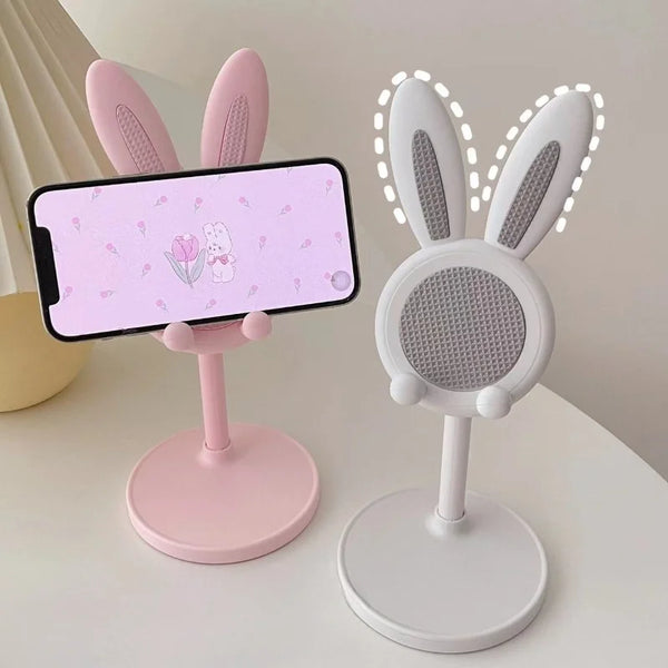 Pinkes, hörnchenförmiges Gestell hält ein Smartphone mit Blumenmuster.
